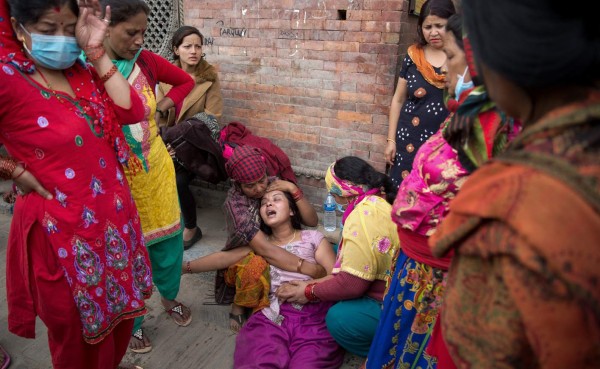 Aumentan a más de 5 mil los muertos por terremoto en Nepal