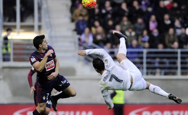 Cristiano se sacó esa chilena de lujo al minuto 55 ante el Eibar. Foto AFP.