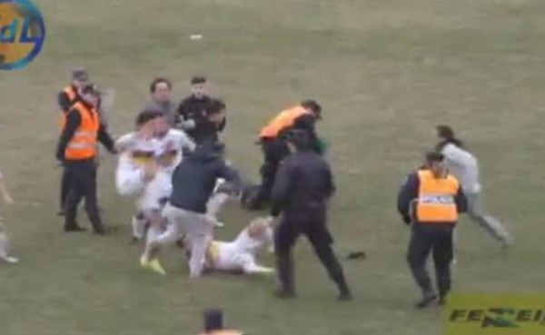 Video: Aficionados saltan al campo y agreden a futbolistas tras una final en Argentina