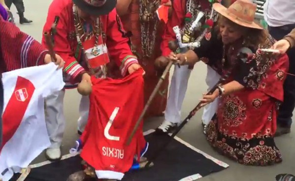 Brujos peruanos realizan ritual para 'maldecir' a Alexis Sánchez