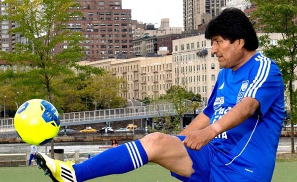 Evo Morales jugará contra exfutbolistas del Real Madrid para fomentar deporte