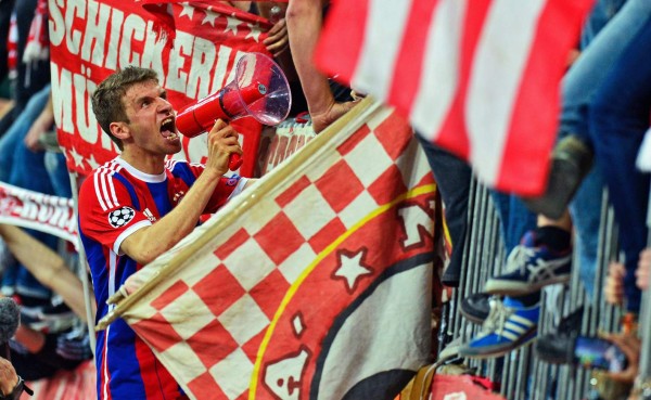 VIDEO: Bayern Munich celebra con su afición el pase a semifinales