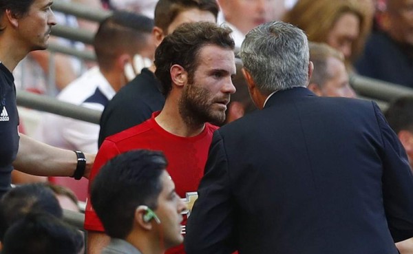 Acusan a Mourinho de avergonzar a Juan Mata en el Manchester United