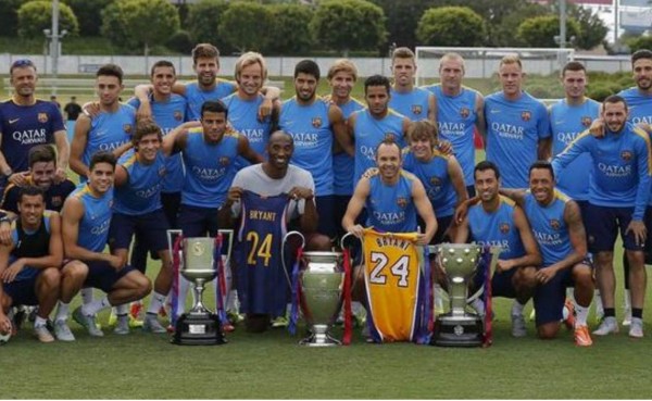 Kobe Bryant se tomó fotos con el triplete del FC Barcelona