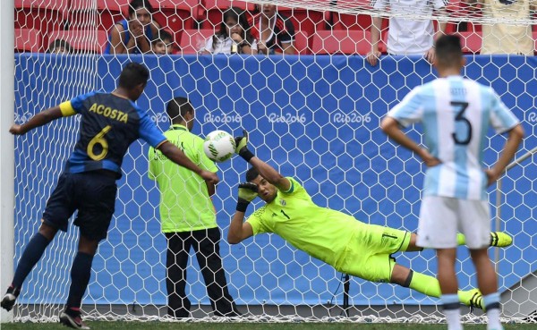 VIDEO: Hondureño Bryan Acosta perdona a Argentina al fallar un penal