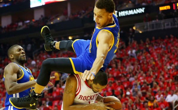 Violenta caída del MVP de la NBA ante los Rockets