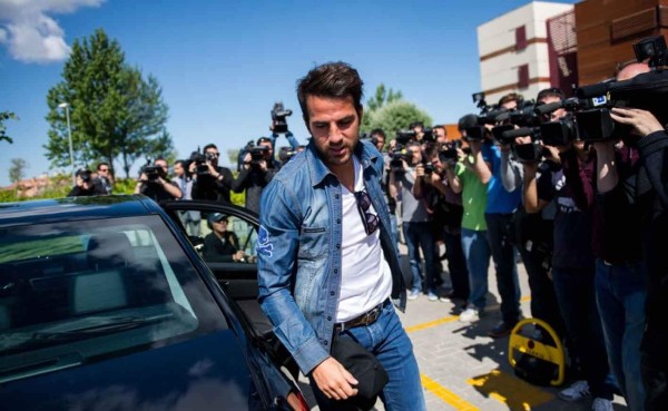 VIDEO: Curioso reto de Cesc Fábregas en una piscina