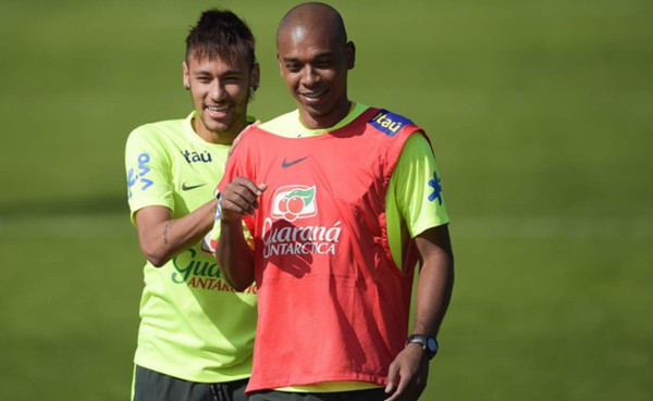 Fernandinho: 'La expulsión no va a poner en jaque la reputación de Neymar'