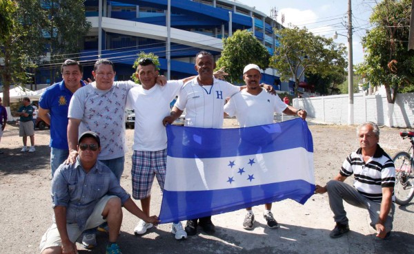 Hondureños comienzan a llegar al Cuscatlán y se vive el ambiente de eliminatoria