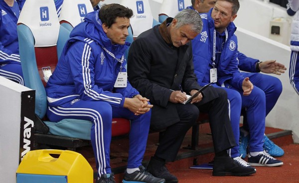 Prensa británica resalta la 'creciente presión' sobre Mourinho