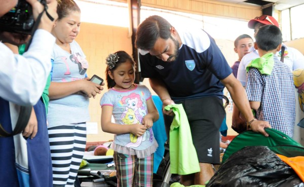 Selección de Guatemala visitó a damnificados antes de enfrentar a Honduras