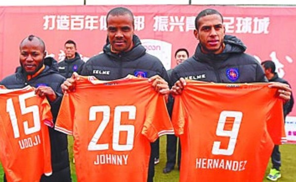 Eddie Hernández anota dos goles en su primer amistoso con el Qingdao Jonoon