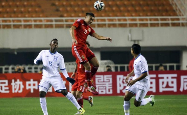 Bryan Róchez no gozó de espacios, China organizó una muralla infranqueable para los atacantes de Honduras. FOTO sina.com.cn