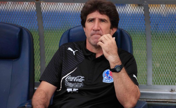 Héctor Vargas carga contra el árbitro tras caer ante Motagua