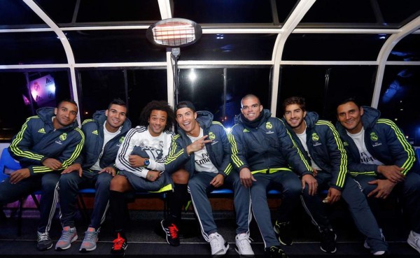 Jugadores del Real Madrid se pasean en barco por Melbourne