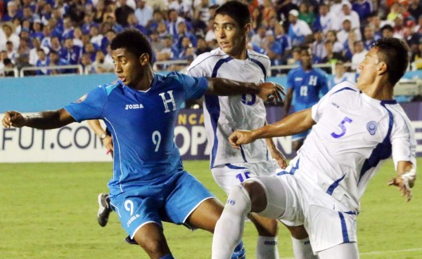 Honduras sigue sin convencer y cae ante El Salvador