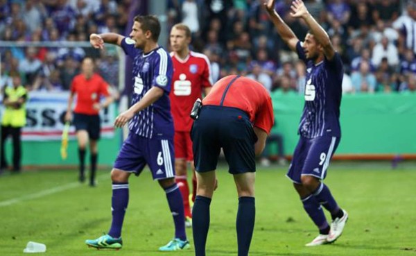 Interrumpen un partido de la Copa de Alemania por agresión al árbitro