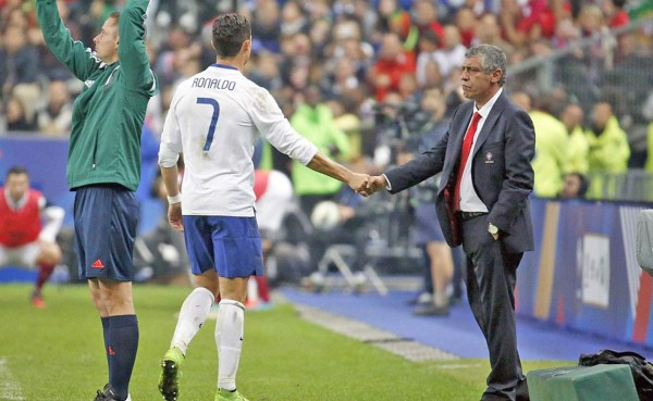 Fernando Santos se une a Figo en la defensa de Cristiano Ronaldo