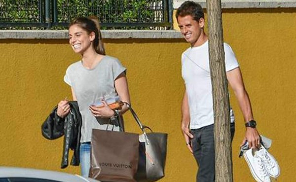 Chicharito Hernández se pasea con su novia por las calles de Madrid