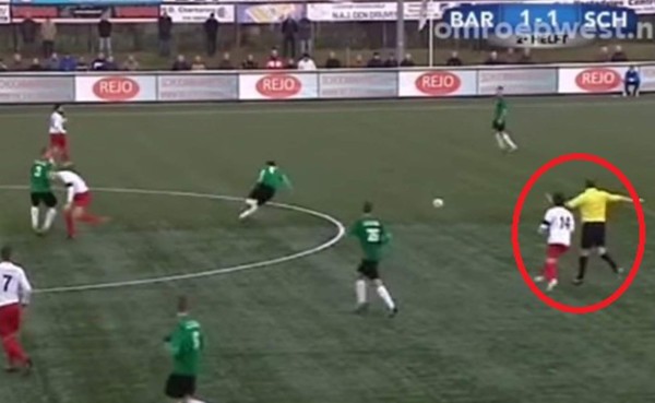 VIDEO: Árbitro le rompe la nariz a jugador durante partido de fútbol
