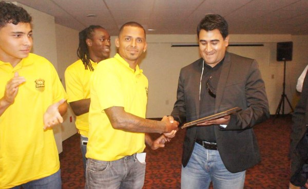 Jugadores de Real España entregan reconocimiento a Hernán Medford