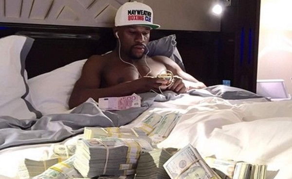 VIDEO: Mayweather enloquece y hace llover dólares en club de striptease