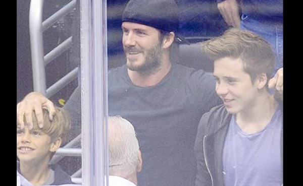 David Beckham disfruta del hockey sobre hielo con sus hijos