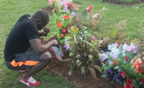 Mario Chávez cumple promesa a Arnold Peralta y lo visita en su tumba