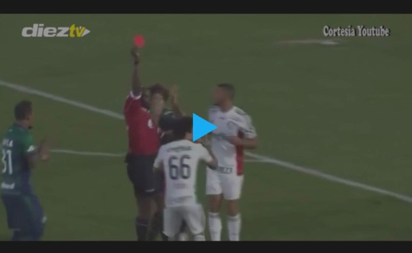 El árbitro admitió que se equivocó en tarjeta roja y llamó al jugador de vuelta a la cancha