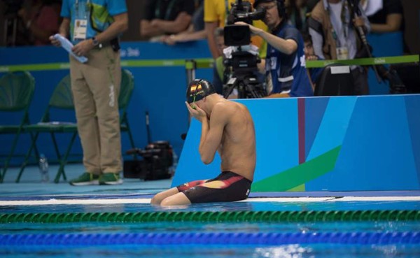 VIDEO: Nadador rompe en llanto al cometer error que lo deja eliminado