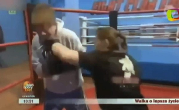 VIDEO: Boxeadora noquea a periodista en pleno reportaje