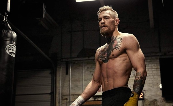 Conor McGregor se rompe durante entrevista tras no cumplir sueño de fan