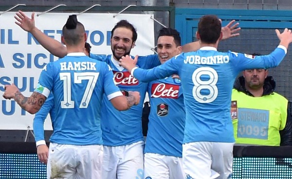 El Napoli golea al Frosinone y es campeón de invierno
