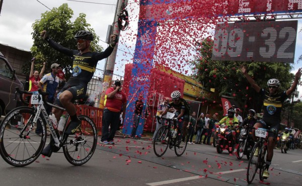 Jorge Torres ganó la IV Vuelta Ciclística de El Heraldo