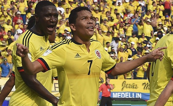 Colombia acaba con el invicto de Ecuador con doblete de Bacca