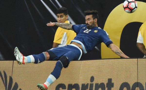 VIDEO: La estrepitosa caída de Lavezzi al chocar con una valla publicitaria