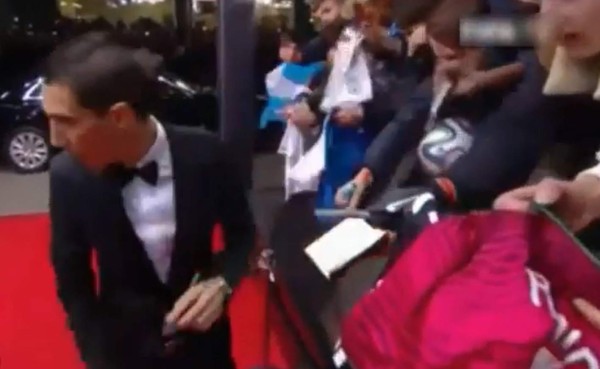 VIDEO: Ángel Di María se negó a firmar camisetas del Real Madrid en la entrega del Balón de Oro