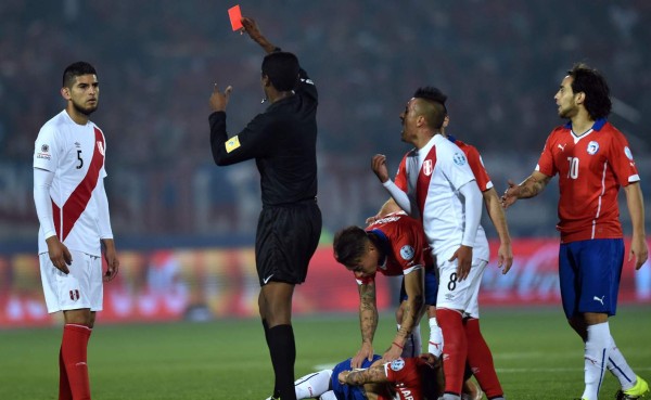 VIDEO: Polémica expulsión de Carlos Zambrano ante Chile