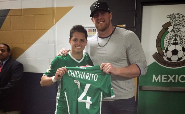 Chicharito Hernández obsequia su camisa jugador de NFL JJ Watt
