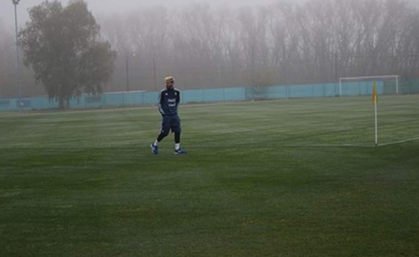 Messi ya entrena con Argentina, pero está en duda para enfrentar a Uruguay