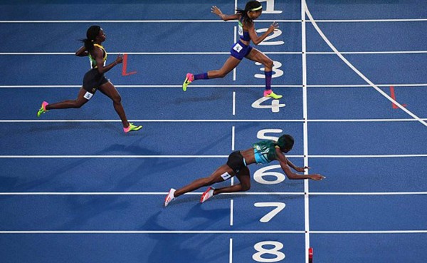 Shaunae Miller se arroja sobre la meta para ganar el oro en 400