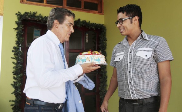 VIDEO: DIEZ le regaló un pastel de cumpleaños a Jorge Luis Pinto