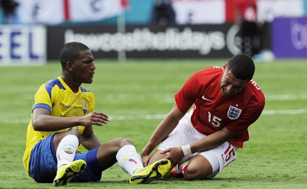 Lesión de Oxlade-Chamberlain preocupa a Inglaterra