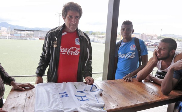 Costly regaló a Vargas la camiseta de la selección de Honduras