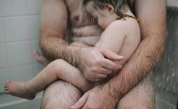 Foto de padre con su hijo enfermo es censurada por Facebook