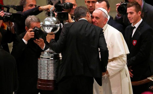 San Lorenzo presenta la Copa Libertadores al papa Francisco