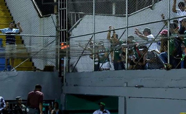 VIDEO: Aficionados de Marathón piden renuncia de Carlos Pavón