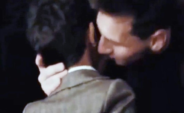 Lionel Messi le da un beso al hijo de Cristiano Ronaldo