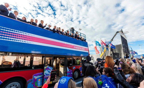 ¡Impresionante recibimiento de sus aficionados a los hérores de Islandia en la Eurocopa!