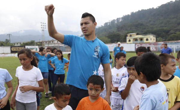 Roger Espinoza imparte clínicas de fútbol en Santa Bárbara
